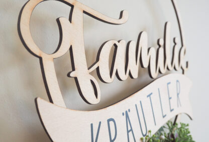 Holzschild "Familie" personalisiert