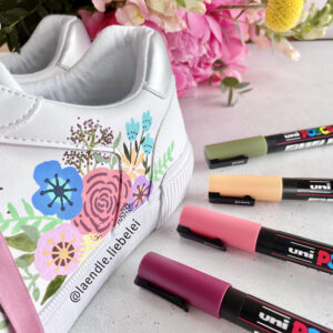 UNI POSCA Marker auf Sneaker by @laendle.liebelei