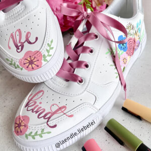 UNI POSCA Marker auf Sneaker by @laendle.liebelei