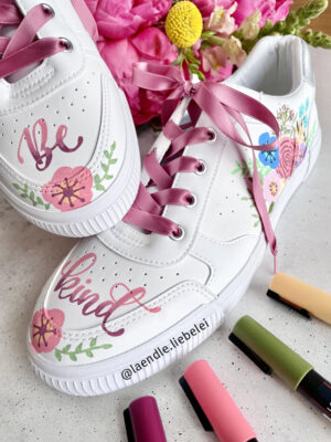 UNI POSCA Marker auf Sneaker by @laendle.liebelei